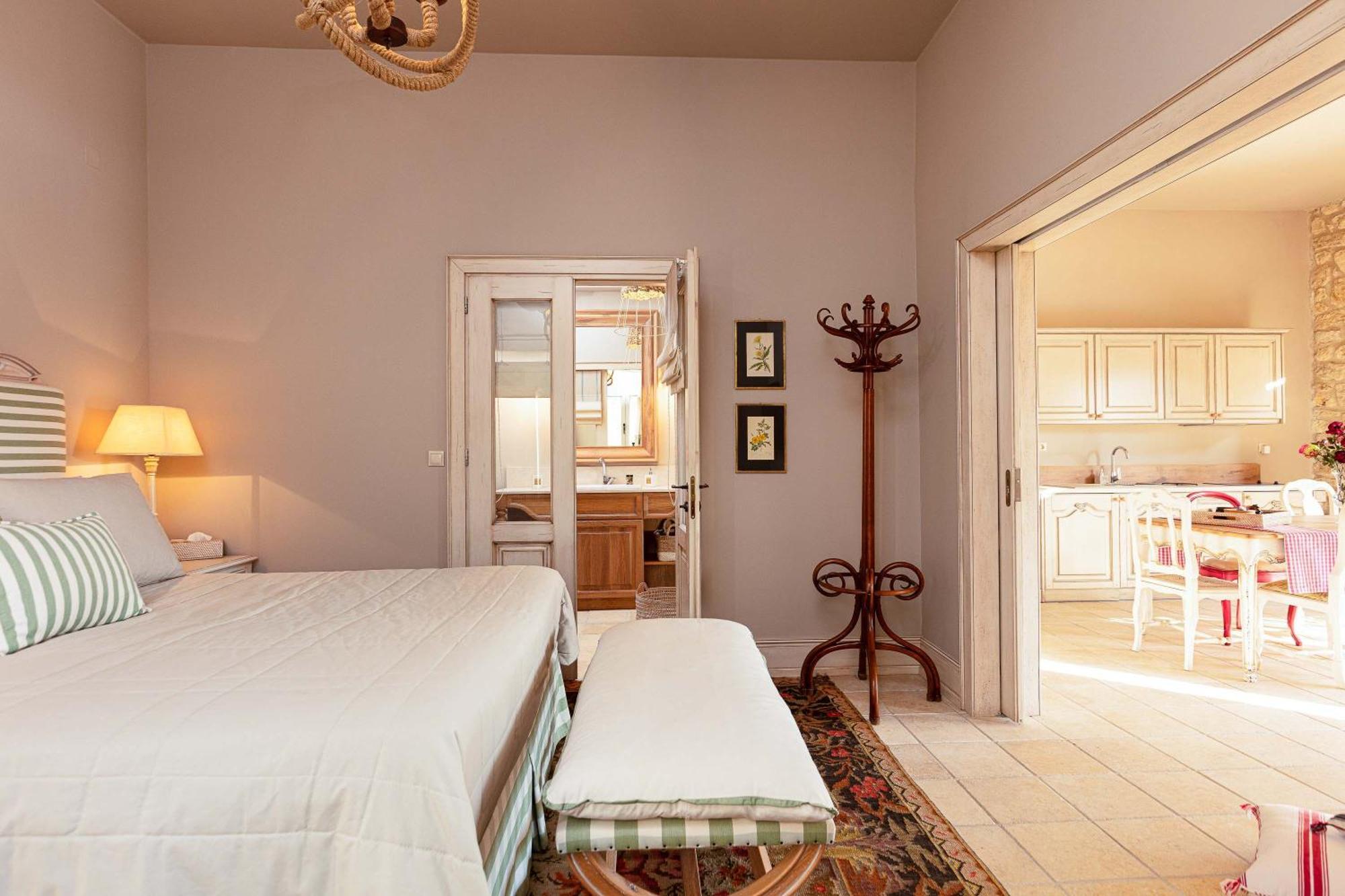 Villa Mantilari Wine Estate 7 Apartments 2 Private Pools 1 Heated Tennis Court Fitness Center Archanes Room photo